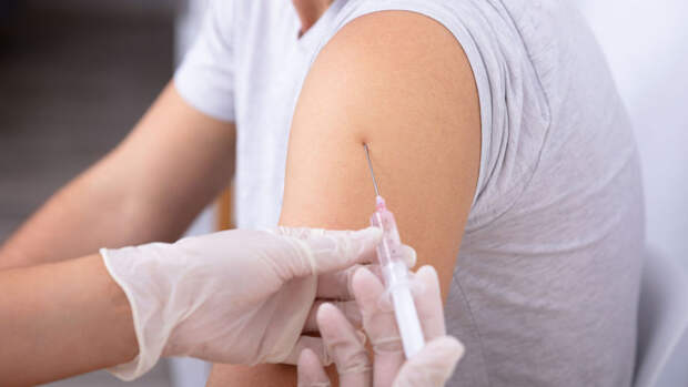 Врачи сообщили, почему люди умирают в ходе испытаний вакцин от COVID-19 -  Газета.Ru