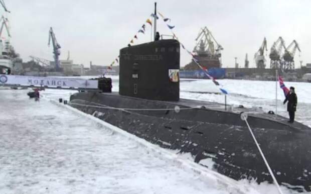 На построенной для ТОФ четвёртой серийной ДЭПЛ «Можайск» поднят Андреевский флаг
