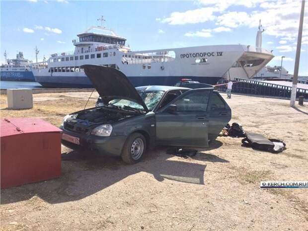 В Керчи с парома в море упала машина авария, видео, дтп, факты