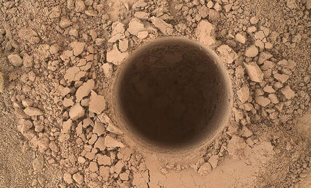 В центре Марса увидели странный провал: ученые не понимают, куда ведет тоннель длинной в 40 километров