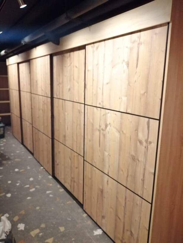 Встраиваемый шкаф на заказ, изготовленный в древесных тонах компанией Hansa Mebel