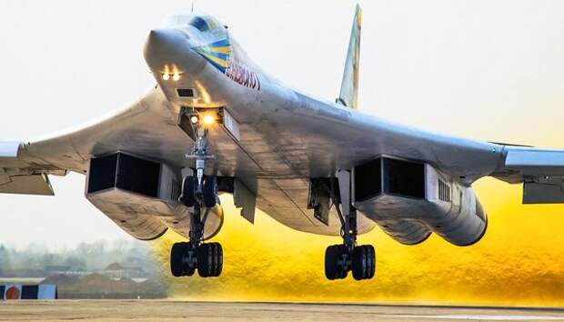 «Кошмар НАТО», так американские СМИ назвали российский ракетоносец Ту-160.