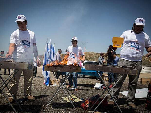 Израильтяне пожарили шашлык у стен тюрьмы с голодающими террористами