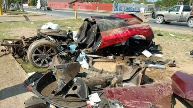 Суперкар за 1 250 000 долларов развалился от столкновения с бордюром