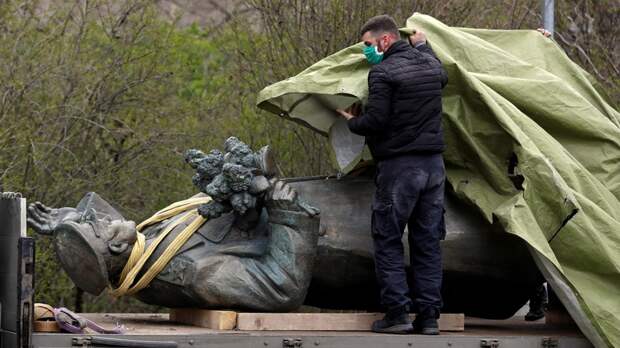 Expats.cz: в Праге снесли памятник советскому маршалу — стоял без маски