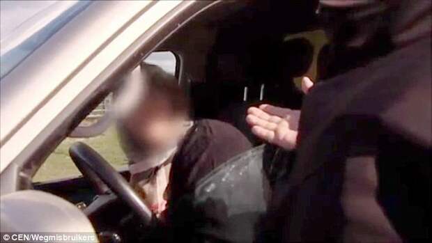 Разговор между мусульманкой и полицейским засняли операторы документального шоу «Wegmisbruikers» («Нарушители на дорогах»).  дорожные истории, женщина водитель, мусульманка