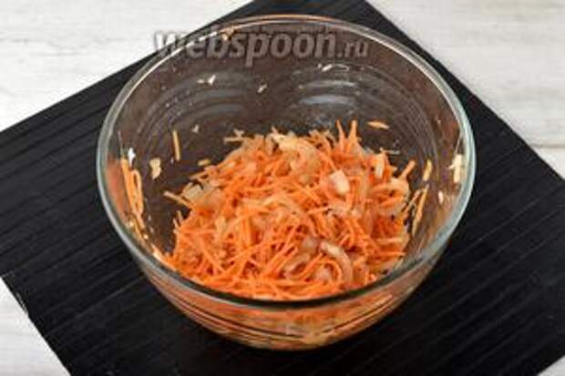 Соединить лук, морковь, смесь специй для моркови по-корейски (5 г). Помять руками и оставить на 5 минут. Затем добавить подсолнечное масло (50 мл), столовый уксус (2 ст. л.) и перемешать.