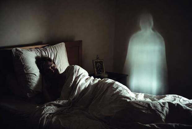 Священник раскрыл значение зова покойника во сне и что делать при этом