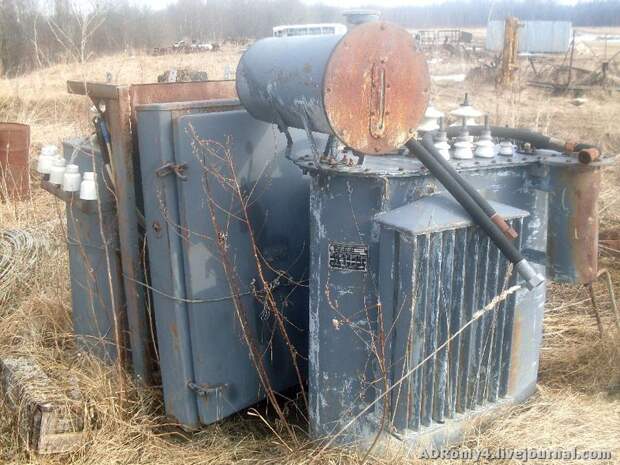 Свалка техники в полях (17 фото)