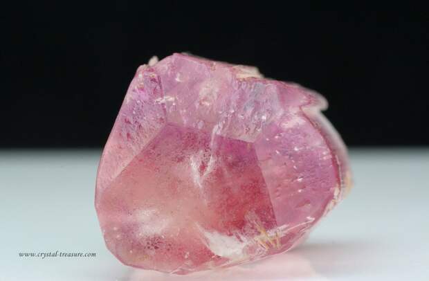 розовый драгоценный камень Поудреттеит / Пудреттит фото