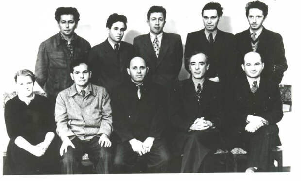 Исаак Халатников (третий слева в первом ряду), Лев Ландау (второй справа в первом ряду). Фото © "Научная Россия"