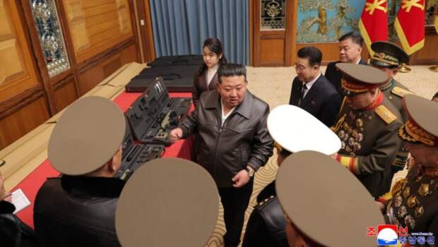 Ким Чен Ын подарил винтовки военным командирам и руководящим кадрам