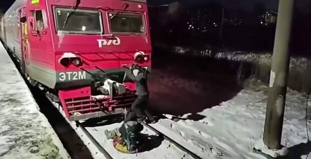 Питерские зацеперы привязали ватрушку к электричке, чтобы прокатиться с ветерком