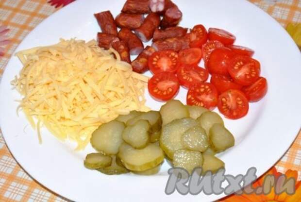 Начинка для быстрой пиццы: 1. Колбаски режем небольшими кусочками. 2. Помидоры черри режем пополам. 3. Огурец режем колечками. 4. Сыр трем на терке.