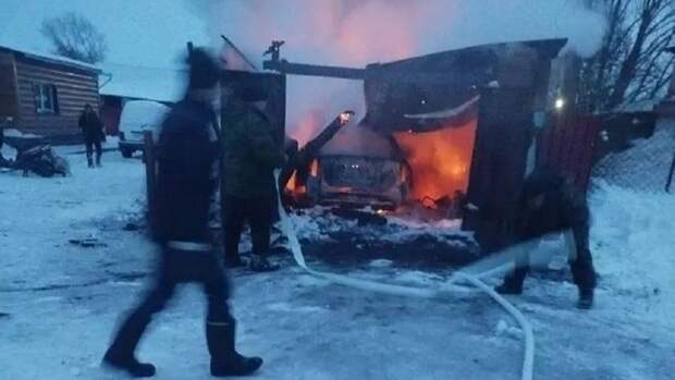 Сгоревший автомобиль / Фото: Управление Алтайского края по делам ГОЧС и ПБ