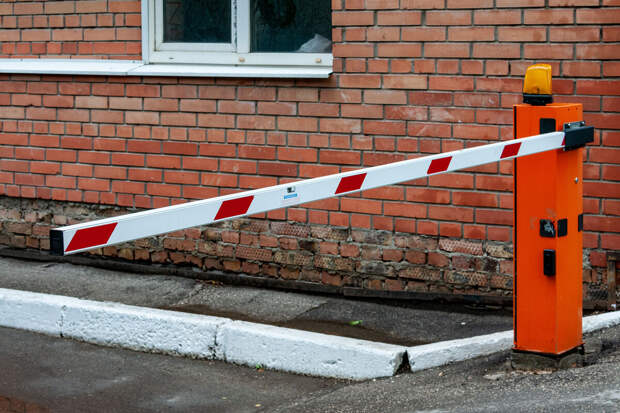 Юрист Бондарь: штраф грозит за самовольную установку шлагбаума во дворе