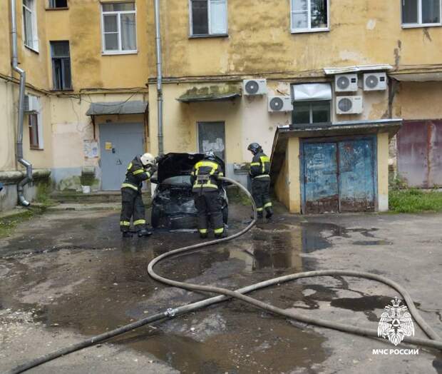 На Петербургском шоссе в Твери загорелась машина