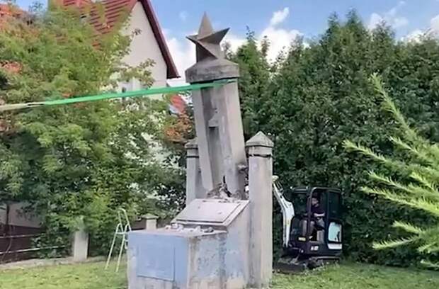 «Не имеет исторической ценности»: в Польше снесли памятник советских солдатам, отдавшим жизни за свободу страны
