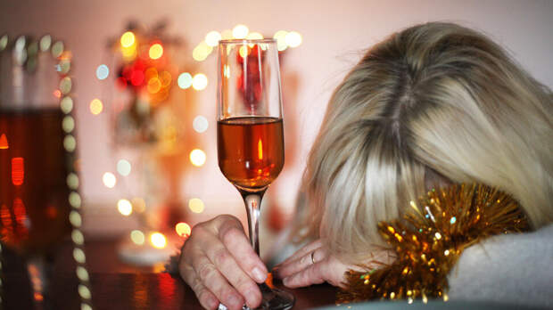 Главный нарколог Москвы рассказал, чем лучше снять похмелье 1 января