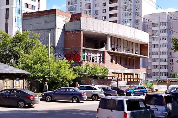 Брошенное строителями аквапарка здание выставили на продажу в центре Новосибирска