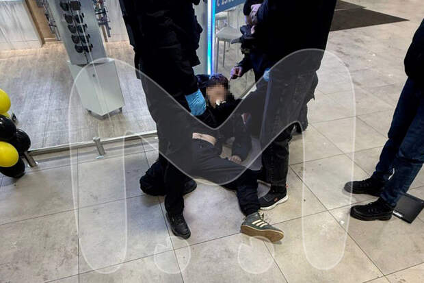 РЕН ТВ: в Петербурге охранники ТЦ ударили подростка и он потерял сознание