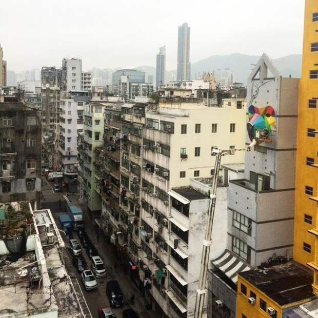Дом с «Похитителем радуги» от Okuda San Miguel, Гонконг, Китай.