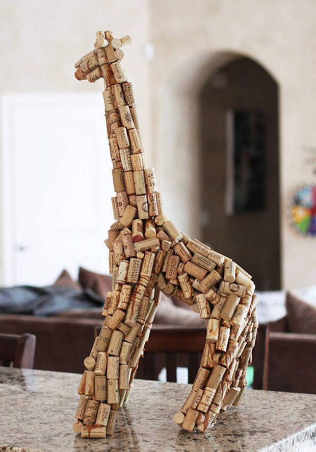 жираф из винных пробок