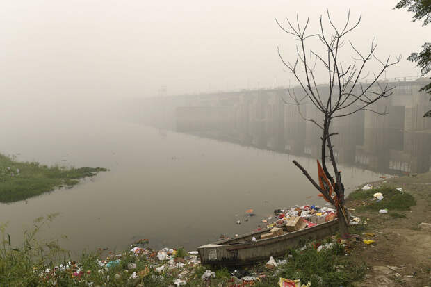 Смог, мусор на реке. Нью-Дели
