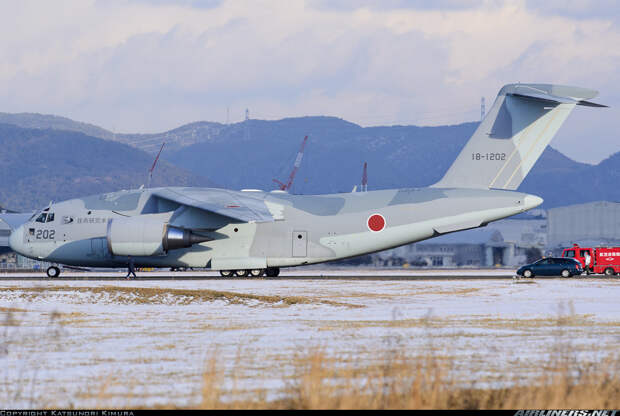 Сегодня ВВС Японии получили новейшие транспортные самолеты Kawasaki C-2