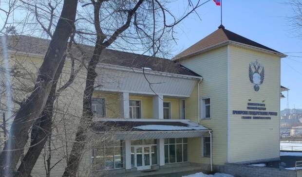 Детей и педагогов срочно эвакуировали во Владивостоке после сообщения о минировании