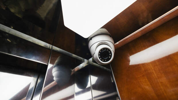 Юрист: установка камеры в лифте не запрещена, но требует соблюдения правил