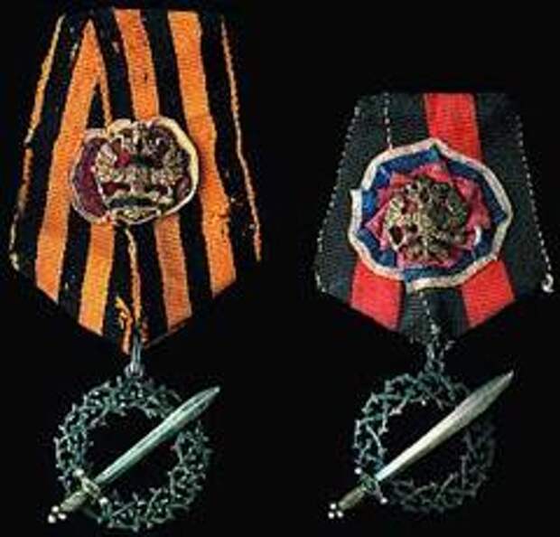 Награда "За ледяной поход" слева – для участников боев, справа – для тех, кто не принимал участия в боях