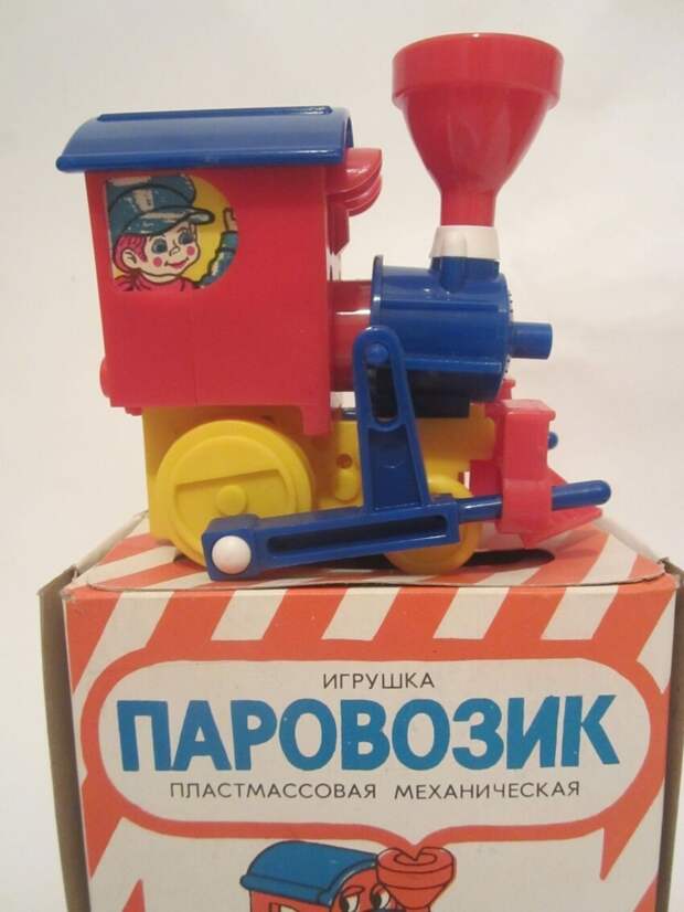 Одна из игрушек - заводной паровоз, пользовавшийся спросом в Польше Одна из игрушек - заводной паровоз, пользовавшийся спросом в Польше