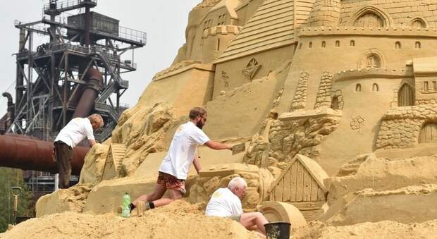 В Германии построили 17-метровый замок из песка, ставший новым рекордсменом в мире, германия, замок, красота, песок, своими руками