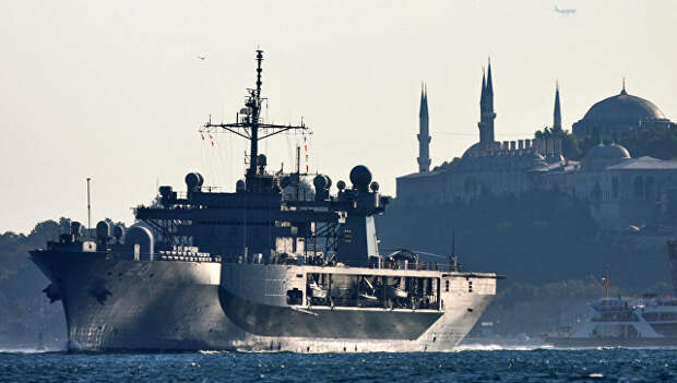 Флагманский корабль 6-го флота США USS Mount Whitney в проливе Босфор