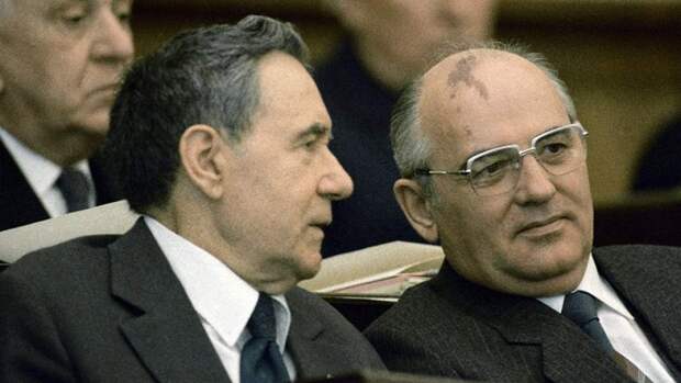 Андрей Громыко и Михаил Горбачев в президиуме первой сессии Верховного Совета РСФСР одиннадцатого созыва. 1985 год