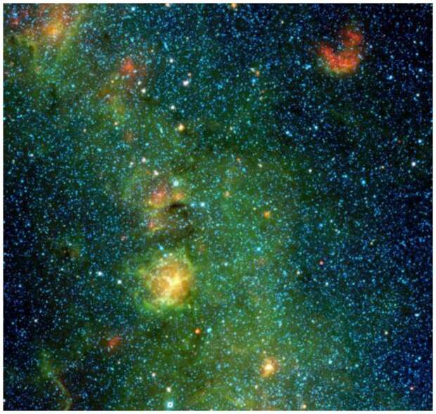 Тройная туманность находится 5400 световых лет от Земли в созвездии Стрельца. Сини звезды - более старые, красное облако сверху справа - газ, нагреваемый группой молодых звезд интересное, космос, красота, наука, фото