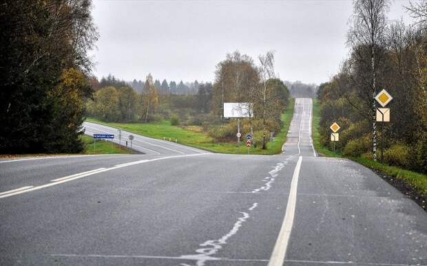 На самом деле в низине крутой поворот, а впереди примыкающая деревенская улица. дорога, дороги, м-9, федеральная трасса