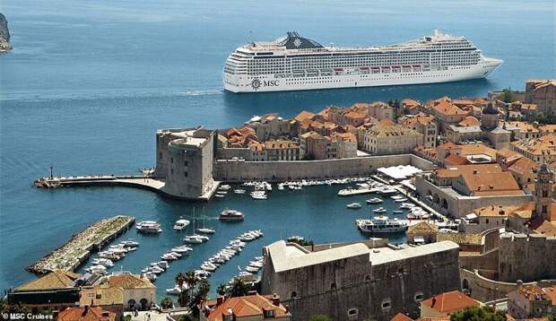 23. MSC Musica, огромный 16-палубный лайнер с 3000 пассажиров, проплывает мимо города Дубровник в Хорватии красиво, красивые места, круиз, круизы, мир, паром, путешествия, фото