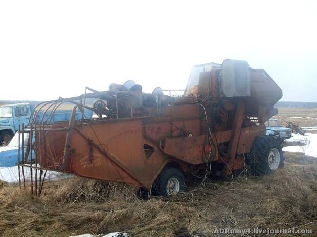 Свалка техники в полях (17 фото)