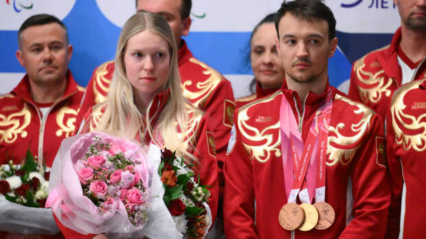 «Чувство гордости»: члены «Молодой Гвардии» встретили российских паралимпийцев