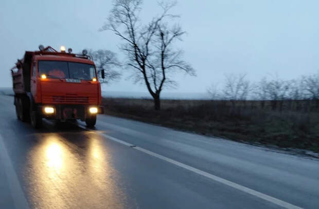 Дорожники продолжают работать на республиканских трассах, чтобы обеспечить безопасное движение