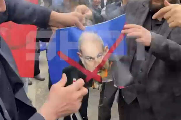 SHOT: протестующие у посольства Армении в Москве сожгли портрет Пашиняна