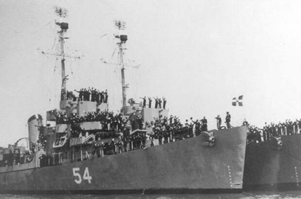 HNS Leon D-54, ранее USS Eldridge DE-173, вскоре после передачи, 25 июля 1951 года, Бостон, штат Массачусетс.  