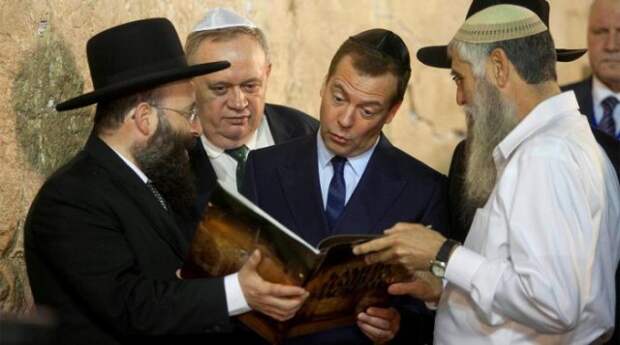 Дмитрий Медведев во время посещения Израиля