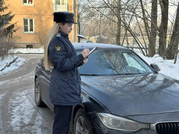 В Петербурге УК возместила более миллиона рублей ущерба за разбитую льдом машину