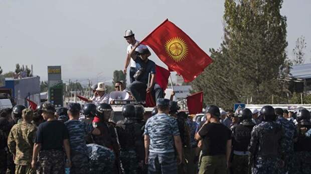 Сторонники бывшего президента Киргизии Алмазбека Атамбаева