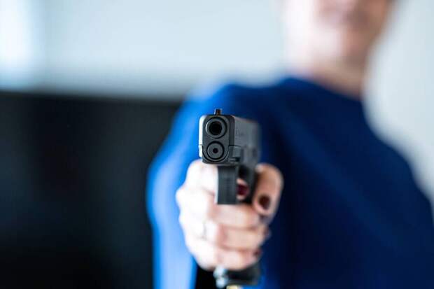 В Москве задержали женщину за разбойное нападение с пистолетом на ПВЗ