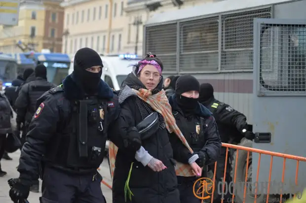 Полицейские проредили женскую колонну, устроившую мирный променад вдоль Гостиного двора