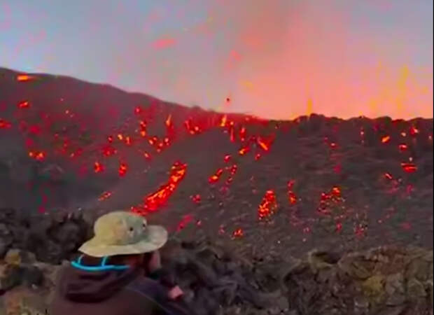 Эпичное извержение одного из самых активных вулканов в мире попало на видео